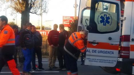 Accident pe Calea Borşului: Ambulanță în misiune, lovită de un Ford și proiectată într-un TIR. Două persoane au ajuns la spital (FOTO)