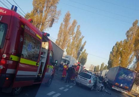 Accident pe Calea Borşului: Ambulanță în misiune, lovită de un Ford și proiectată într-un TIR. Două persoane au ajuns la spital (FOTO)