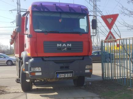 Biciclist rănit grav pe pista de pe Calea Borşului: Şoferul unui camion nu i-a acordat prioritate (FOTO)