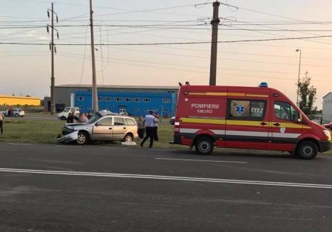 Maşină distrusă pe Şoseaua Borşului: Şoferul s-a izbit de un stâlp (FOTO)
