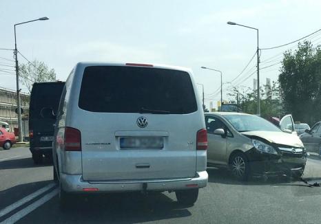 Accident pe Calea Borşului: Două persoane au fost rănite după ce şoferul unei autoutilitare a ieşit de pe un drum lateral fără să se asigure