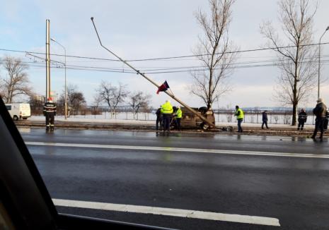 Accident pe Calea Borşului: Un BMW a ieşit în decor, două persoane au fost rănite (FOTO)