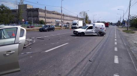 Accident pe Calea Borşului: Două persoane au fost rănite după ce şoferul unei autoutilitare a ieşit de pe un drum lateral fără să se asigure