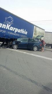 Accident pe Borșului: O fetiță și un tânăr au fost răniți, după ce un Volkswagen a intrat sub un TIR (VIDEO)