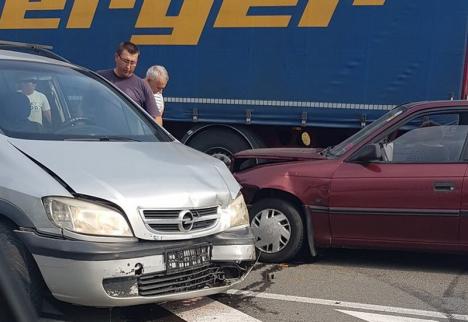 Accident pe Calea Borşului: Patru maşini s-au lovit, două persoane au ajuns la spital (FOTO)