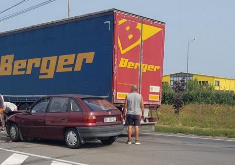 Accident pe Calea Borşului: Patru maşini s-au lovit, două persoane au ajuns la spital (FOTO)