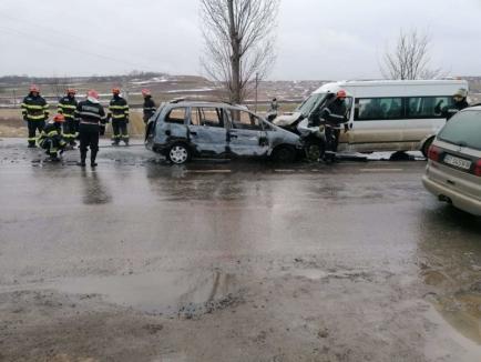 Plan Roşu de intervenţie în Botoşani, după un accident între un microbuz şi două autoturisme. 13 persoane rănite (FOTO / VIDEO)