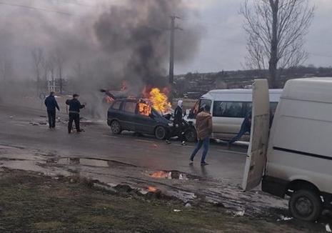 Plan Roşu de intervenţie în Botoşani, după un accident între un microbuz şi două autoturisme. 13 persoane rănite (FOTO / VIDEO)