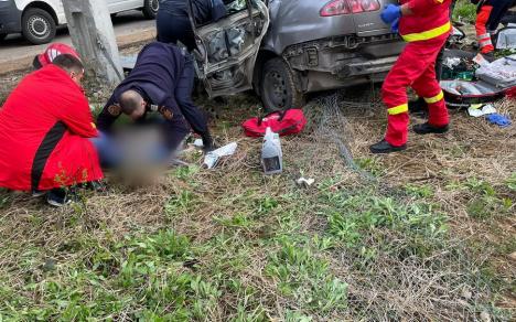 Accident mortal în Bihor: Un băiat de 12 ani și o femeie au murit după ce mașina lor a lovit un stâlp lângă Budureasa