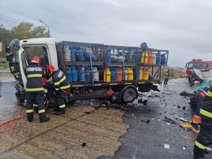 Accident pe DN76, în Bihor, între un camion cu butelii și o autoutilitară. Unul dintre șoferi a fost descarcerat (FOTO/VIDEO)
