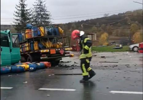 Accident pe DN76, în Bihor, între un camion cu butelii și o autoutilitară. Unul dintre șoferi a fost descarcerat (FOTO/VIDEO)