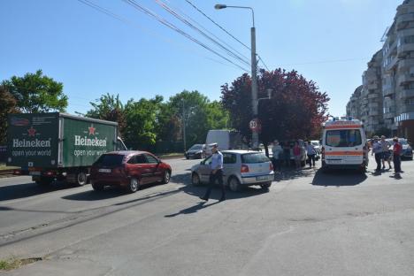 Ocoliţi! Una din benzile de circulaţie spre Ioşia este blocată de o tamponare din Calea Aradului (FOTO)