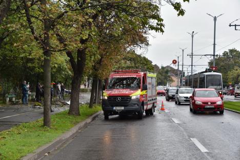 Accident pe Calea Aradului. O maşină de teren s-a izbit de un copac, şoferul e la spital (FOTO/VIDEO)