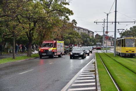 Accident pe Calea Aradului. O maşină de teren s-a izbit de un copac, şoferul e la spital (FOTO/VIDEO)