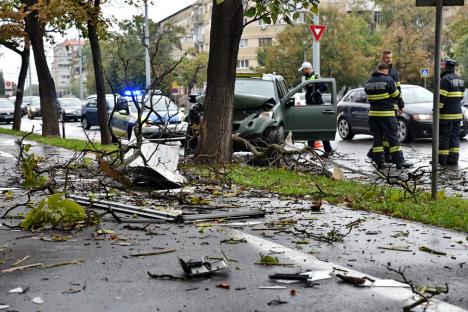 Accident pe Calea Aradului. O maşină de teren s-a izbit de un copac, şoferul e la spital (FOTO/VIDEO)