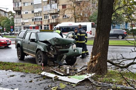 Accident pe Calea Aradului. O maşină de teren s-a izbit de un copac, şoferul e la spital (FOTO/VIDEO)