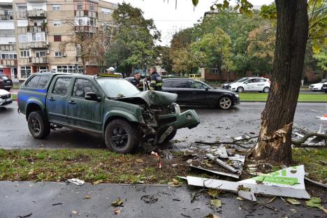 Accident pe Calea Aradului. O maşină de teren s-a izbit de un copac, şoferul e la spital (FOTO/VIDEO)