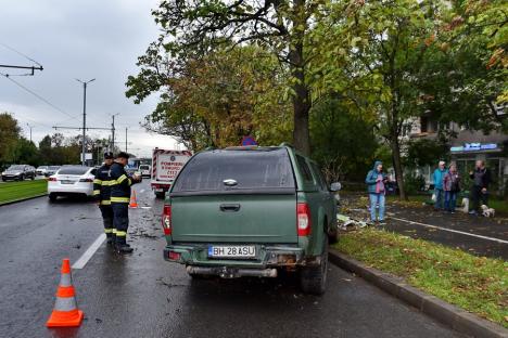 Accident pe Calea Aradului. O maşină de teren s-a izbit de un copac, şoferul e la spital (FOTO/VIDEO)