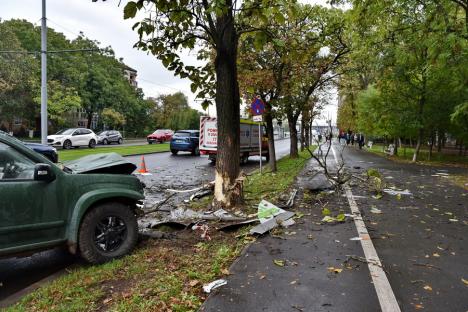 Accident pe Calea Aradului. O maşină de teren s-a izbit de un copac, şoferul e la spital (FOTO/VIDEO)