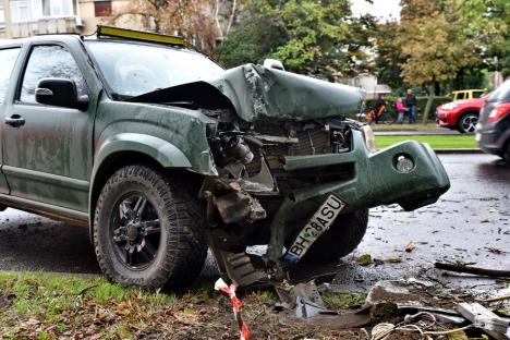 Accident pe Calea Aradului. O maşină de teren s-a izbit de un copac, şoferul e la spital (FOTO/VIDEO)