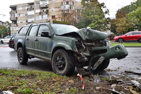 Accident pe Calea Aradului. O maşină de teren s-a izbit de un copac, şoferul e la spital (FOTO/VIDEO)