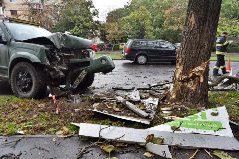 Accident pe Calea Aradului. O maşină de teren s-a izbit de un copac, şoferul e la spital (FOTO/VIDEO)