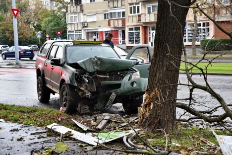 Accident pe Calea Aradului. O maşină de teren s-a izbit de un copac, şoferul e la spital (FOTO/VIDEO)