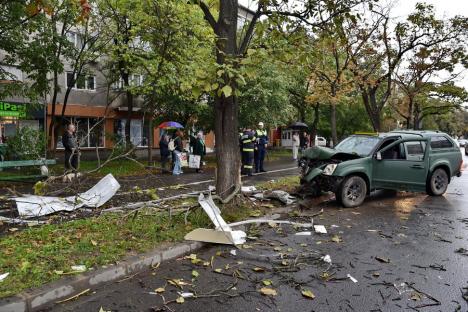 Accident pe Calea Aradului. O maşină de teren s-a izbit de un copac, şoferul e la spital (FOTO/VIDEO)