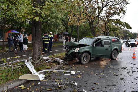 Accident pe Calea Aradului. O maşină de teren s-a izbit de un copac, şoferul e la spital (FOTO/VIDEO)