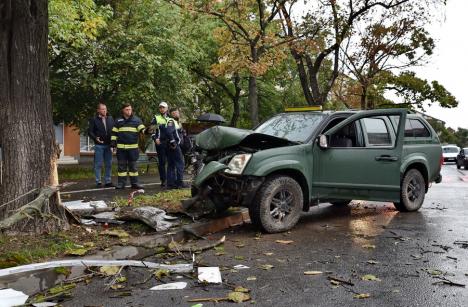 Accident pe Calea Aradului. O maşină de teren s-a izbit de un copac, şoferul e la spital (FOTO/VIDEO)