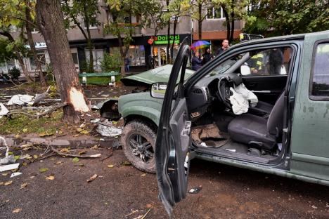 Accident pe Calea Aradului. O maşină de teren s-a izbit de un copac, şoferul e la spital (FOTO/VIDEO)