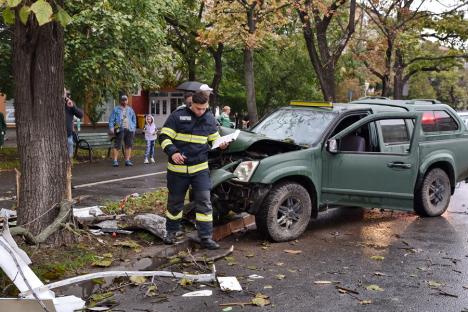 Accident pe Calea Aradului. O maşină de teren s-a izbit de un copac, şoferul e la spital (FOTO/VIDEO)