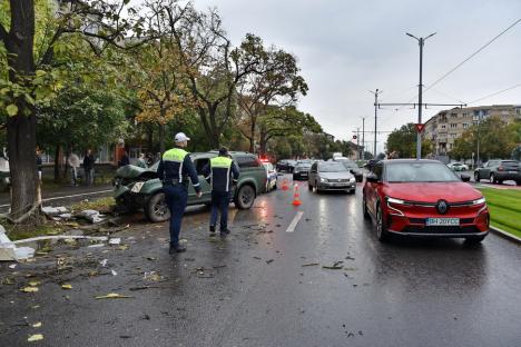 Accident pe Calea Aradului. O maşină de teren s-a izbit de un copac, şoferul e la spital (FOTO/VIDEO)