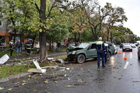 Accident pe Calea Aradului. O maşină de teren s-a izbit de un copac, şoferul e la spital (FOTO/VIDEO)