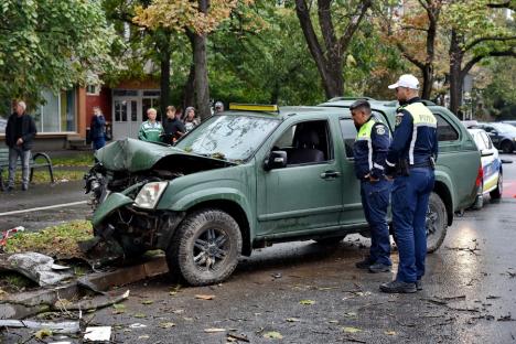 Accident pe Calea Aradului. O maşină de teren s-a izbit de un copac, şoferul e la spital (FOTO/VIDEO)