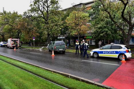 Accident pe Calea Aradului. O maşină de teren s-a izbit de un copac, şoferul e la spital (FOTO/VIDEO)