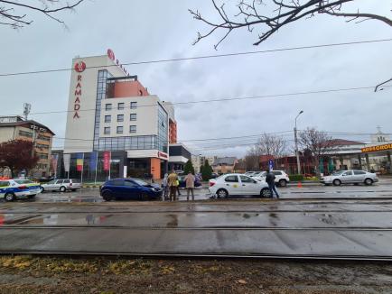 Carambol cu trei mașini în Oradea: O femeie a ajuns la spital (FOTO / VIDEO)