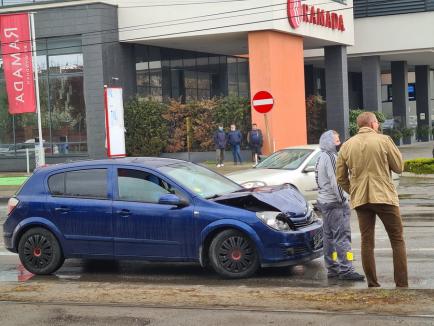 Carambol cu trei mașini în Oradea: O femeie a ajuns la spital (FOTO / VIDEO)