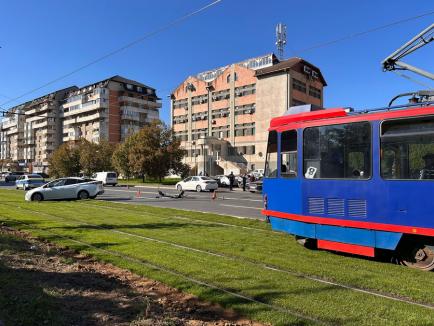 Accident pe Calea Aradului din Oradea: O mașină a ajuns pe linia de tramvai (FOTO)