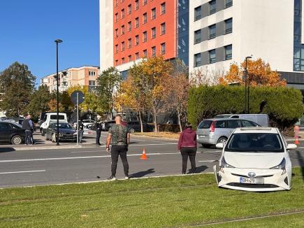 Accident pe Calea Aradului din Oradea: O mașină a ajuns pe linia de tramvai (FOTO)