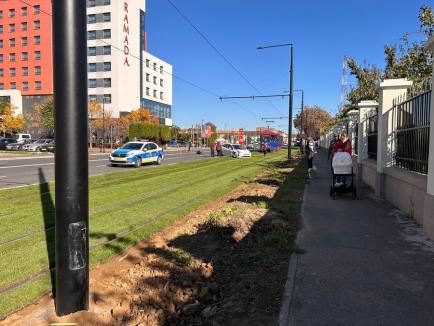 Accident pe Calea Aradului din Oradea: O mașină a ajuns pe linia de tramvai (FOTO)