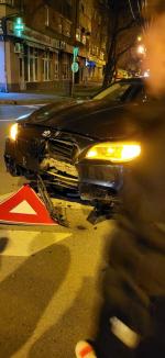 Un şofer de BMW şi-a „înfipt” maşina într-o bordură şi a refuzat testele pentru alcool şi drog (FOTO)