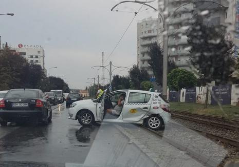 Circulație îngreunată pe Calea Aradului din cauza unui accident: O femeie însărcinată şi un copil au ajuns la spital