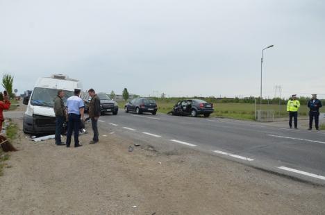 Manevra greşită: Doi şoferi au ajuns la spital, după ce unul dintre ei a ieşit în depăşire fără să se asigure suficient (FOTO)