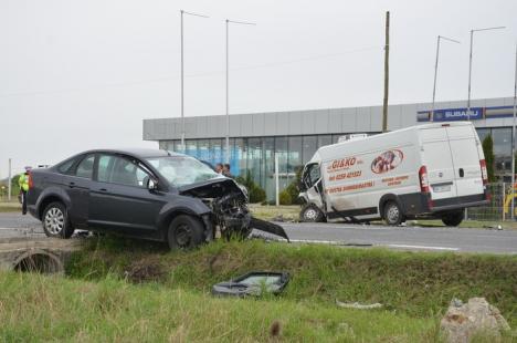 Manevra greşită: Doi şoferi au ajuns la spital, după ce unul dintre ei a ieşit în depăşire fără să se asigure suficient (FOTO)