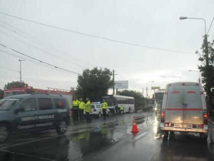 Patru persoane rănite, după ce o maşină a intrat într-un autocar pe Calea Clujului