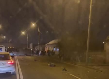 Accident cu două mașini și un microbuz, luni dimineața, în Oradea: 15 persoane transportate la spital, una dintre victime a trebuit descarcerată (FOTO/VIDEO)