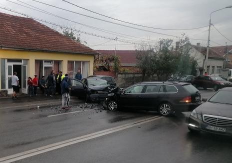Carambol cu 5 maşini pe Calea Clujului din Oradea. Două persoane au fost transportate la spital (FOTO)