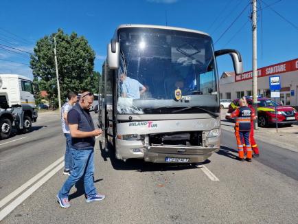 Accident pe Calea Clujului din Oradea, între un autocar și o Dacia Logan. Autoturismul a fost proiectat într-o stație OTL (FOTO/VIDEO)