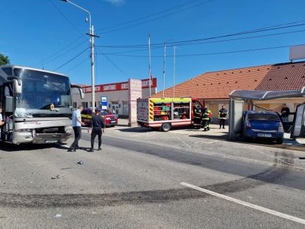 Accident pe Calea Clujului din Oradea, între un autocar și o Dacia Logan. Autoturismul a fost proiectat într-o stație OTL (FOTO/VIDEO)